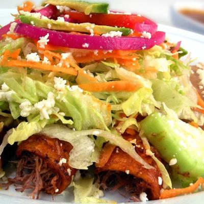 Enchilada cu fasole neagra, varianta simpla si reinterpretata: Pranzul hranitor pe care-l vei adora