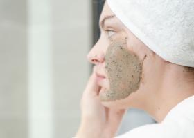 Exfolierea pielii: secretul pentru un ten curat, un corp catifelat și o strălucire naturală