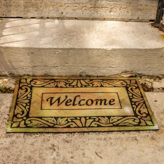 Presuri si covorase de intrare cu mesaje simpatice: un bun venit cu zâmbete