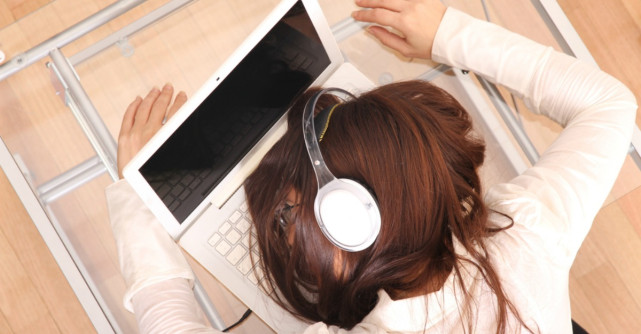 Somnul prelungit in weekend nu rezolva oboseala de peste saptamana. Iata de ce