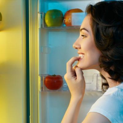 Alimentele și băuturile pe care trebuie să le evităm înainte de culcare!