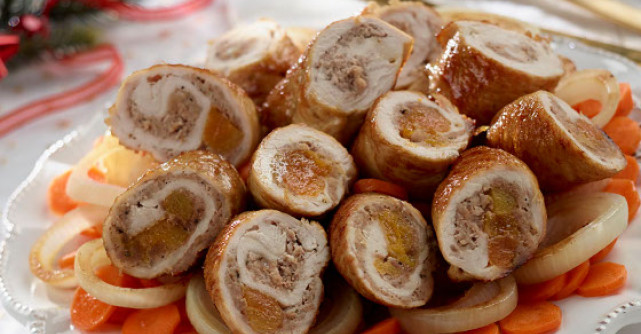 Rulada de porc umpluta cu caise confiate 