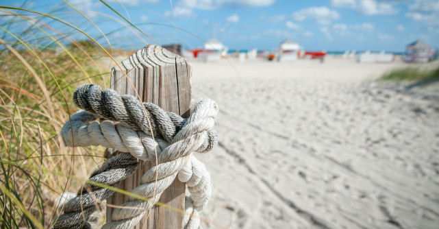 Taxă absurdă în Mamaia-Nord: Câte sute de lei trebuie să scoți ca să stai pe cearșaf