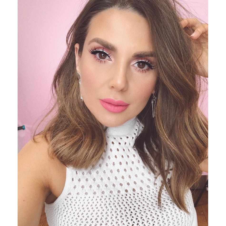 Românca Ali Andreea a machiat-o pe Angelina Jolie la Paris: Este frumoasă și are o piele perfectă