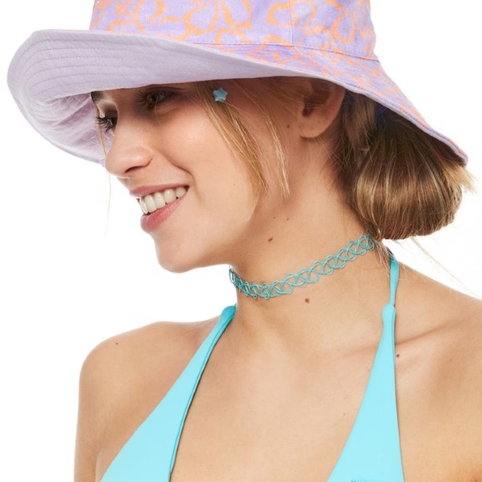 CHIC ȘI PROTEJATĂ DE SOARE CU 20 DE PĂLĂRII ȘI ȘEPCI