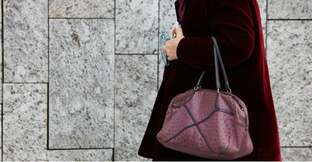 De ce jacheta bomber din catifea e piesa sezonului