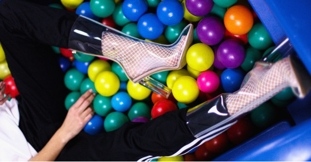 Alege încălțăminte din materiale transparente pentru un look urban!