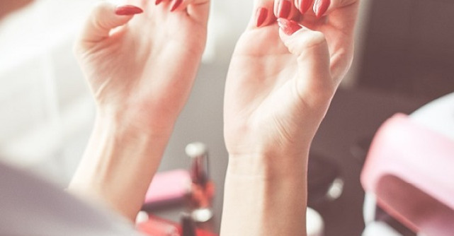 Vrei sa-ti pui unghii cu gel? Ce trebuie sa stii inainte sa le montezi!