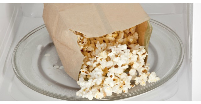 Iata din ce sunt facute pungile de popcorn la microunde