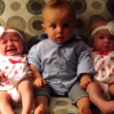 Video adorabil: Un baietel dragalas vede pentru prima data in viata lui GEMENE. Reactia este incredibila