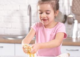 Copilul tau gateste? Ofera-i o bucatarie completa pentru copii