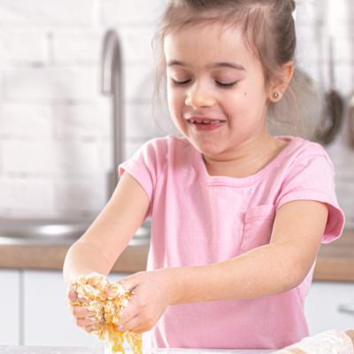 Copilul tău gătește? Oferă-i o bucătărie completă pentru copii