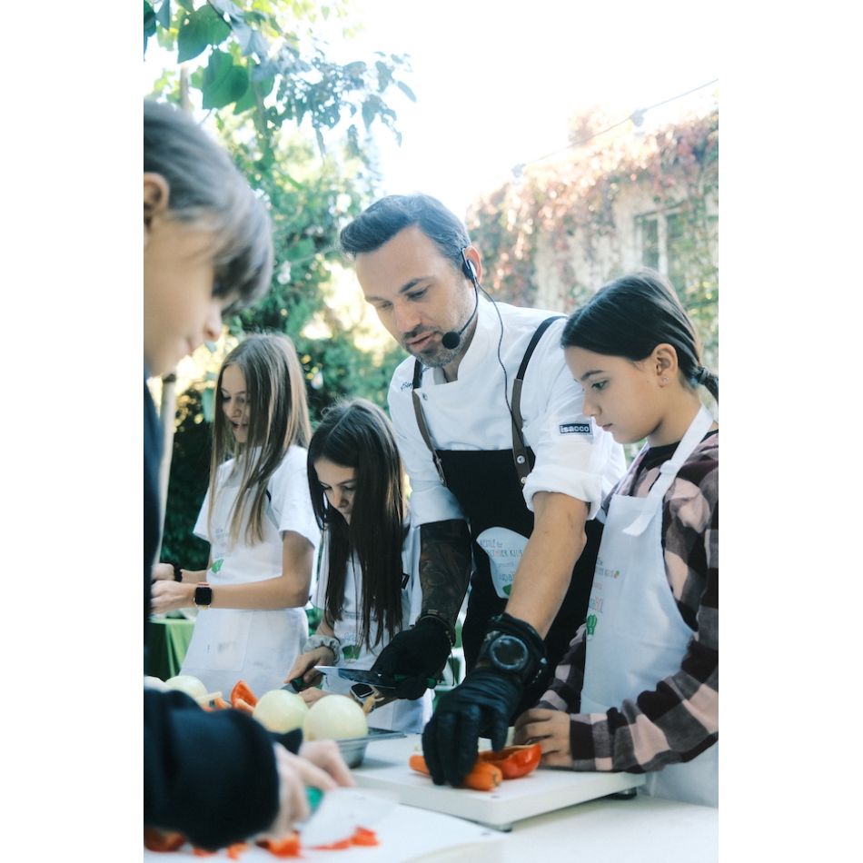 Nestlé a invitat copiii să pregătească cea mai mare supă de legume din România