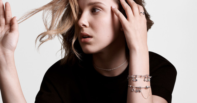 Pandora anunță parteneriatul cu Millie Bobby Brown pentru lansarea unei noi colecții de bijuterii