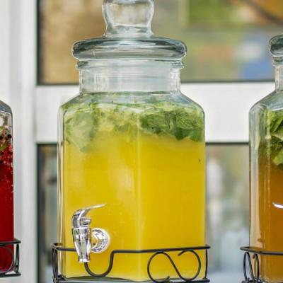 Borcane cu robinet perfecte pentru băuturile din vara asta