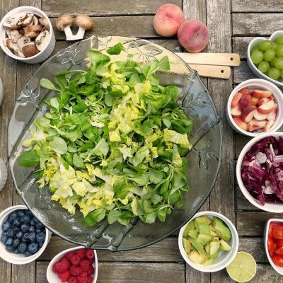 5 retete de salate sanatoase si hranitoare, care chiar tin de foame