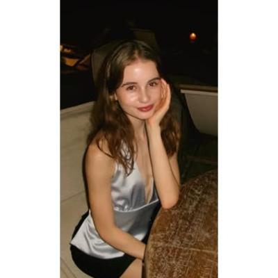 Irina Columbeanu a strălucit pe podiumul de modă. De ce tatăl ei, Irinel, nu a fost invitat:  Este un loc special...