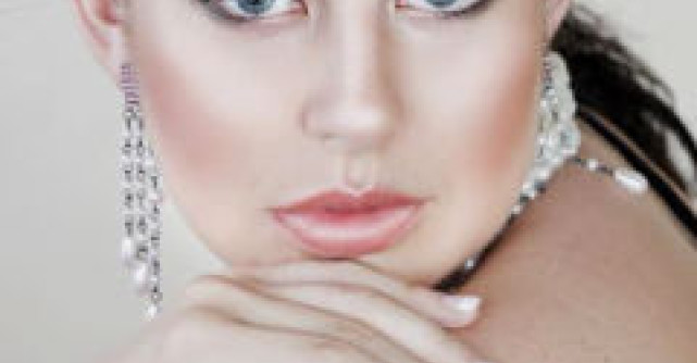 Practic: machiaj stralucitor, ideal pentru petrecerile iernii