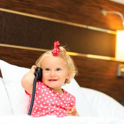 Ingrijorat ca unul dintre angajatii sai nu a ajuns la munca, seful il suna. Raspunde o fetita la telefon