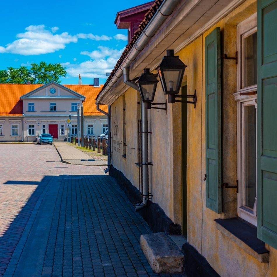 Știați că există o capitală europeană a vacuțelor? Descoperă statutele inedite din orașul Ventspils – GALERIE FOTO