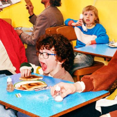 Good Neighbours lansează Walk Walk Walk de pe albumul Blue Sky Mentality