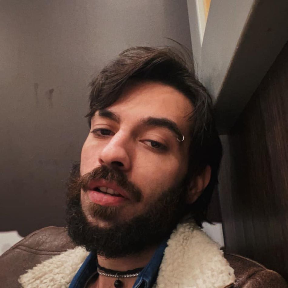 Motivul pentru care fiul adoptiv al Luminiței Anghel a dispărut din online: Poate îmi donează cineva și mie un telefon...