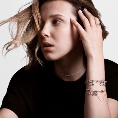 Pandora anunță parteneriatul cu Millie Bobby Brown pentru lansarea unei noi colecții de bijuterii