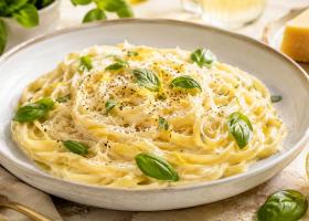 Paste cremoase cu lămâie, parmezan și busuioc: rețeta de 15 minute ca la restaurant