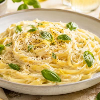 Paste cremoase cu lămâie, parmezan și busuioc: rețeta de 15 minute care pare de restaurant
