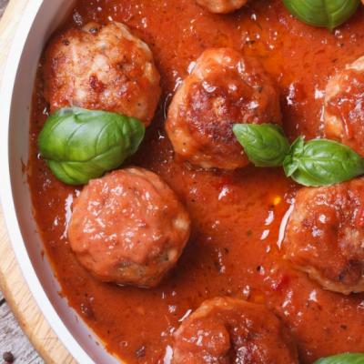 Chiftele vegetariene in sos de rosii