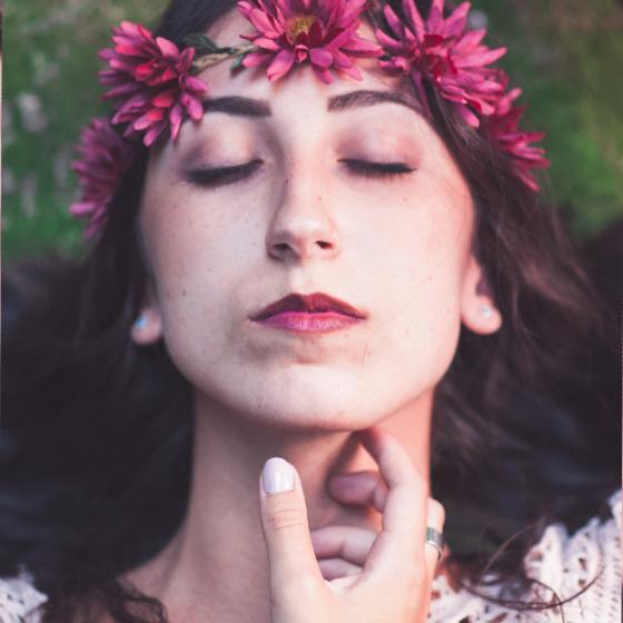 Ce uleiuri esențiale poți folosi pentru îngrijirea părului tău?