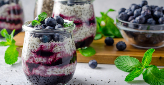 Budinca de chia cu gem de fructe de padure