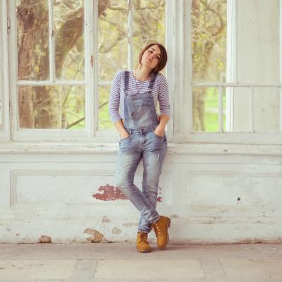 Salopeta din denim pentru tinute de toamna cu stil