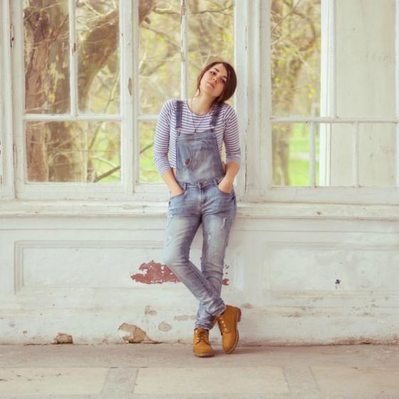 Salopeta din denim pentru tinute de toamna cu stil