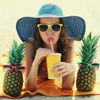 Cum porți pălăria de paie vara: 5 ținute estivale potrivite pentru zi, birou, vacanță și seară