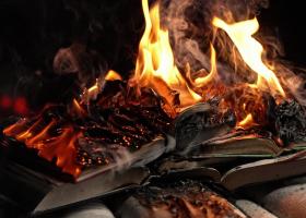 Ce ne învață „Fahrenheit 451” despre pericolul uitării și arderea conștiinței colective