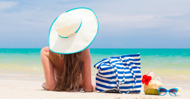 4 lucruri care nu trebuie să îți lipsească din geanta de plajă!