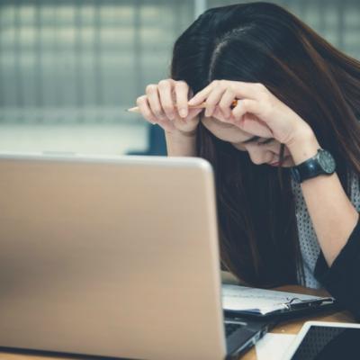 Esti stresata la munca? Aceste 'solutii' iti pot face mai mult rau decat bine