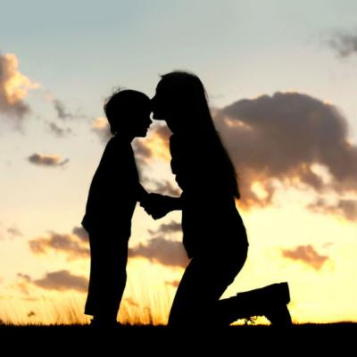 Un baietel a fugit la mama lui si i-a cerut cativa banuti. Ce a facut femeia?