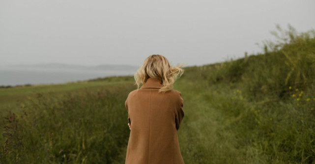 L-am așteptat. Nu a venit. O poveste universală despre absențele care dor mai mult decât despărțirile