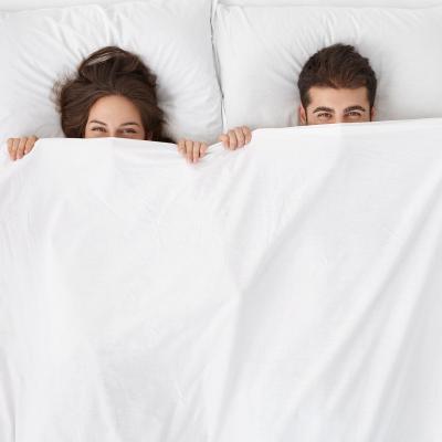 Când partenerii dorm separat: practică benefică pentru cuplu?