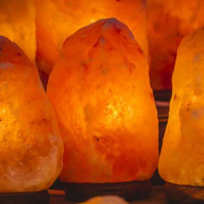 Lampile de sare de Himalaya te scapa de stres, amelioreaza anxietatea si vindeca migrenele