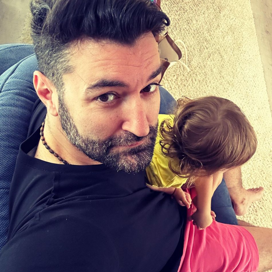 Smiley a plecat pe nepusă masă din vacanța cu Gina! Artistul le-a lăsat singure pe soția și fiica sa 