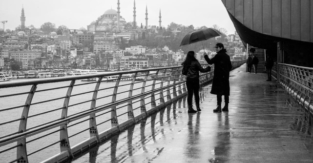 Când iubirea nu ține cont de ani: De ce nu e nicio problemă dacă bărbatul de care te-ai îndrăgostit e mai tânăr