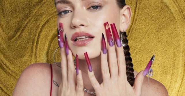 Toamna cere unghii de culoare închisă. Tendințele toamnei în materii de unghii: nuanțe de la vișiniu la albastru