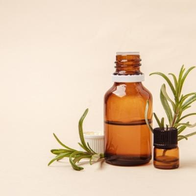 Ulei de rozmarin pentru păr - beneficii și utilizare