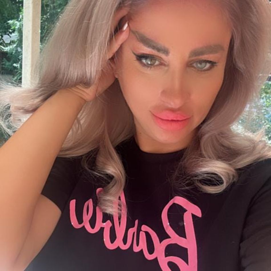 Aroganța făcută de Sânziana Buruiană pentru a semăna cât mai mult cu Barbie. Vreau ca în viitorul apropiat să...