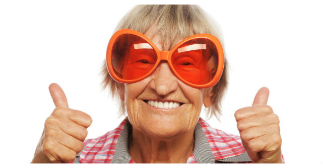 O batranica vede cum patru tineri incearca sa ii fure masina. Ce urmeaza? GENIAL 