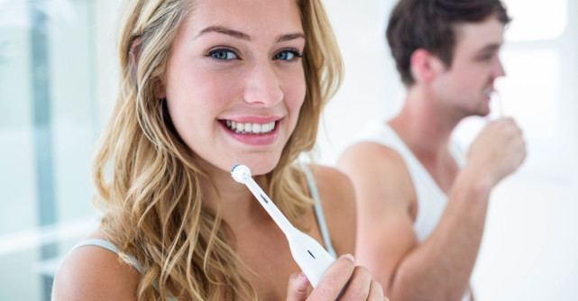 Greșeli pe care le facem în timpul periajului dentar