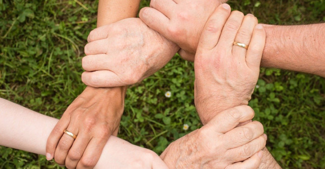 Fuziunea emotionala in familie: Ce este si ce sa faci atunci cand parintii se implica prea mult in relatia voastra